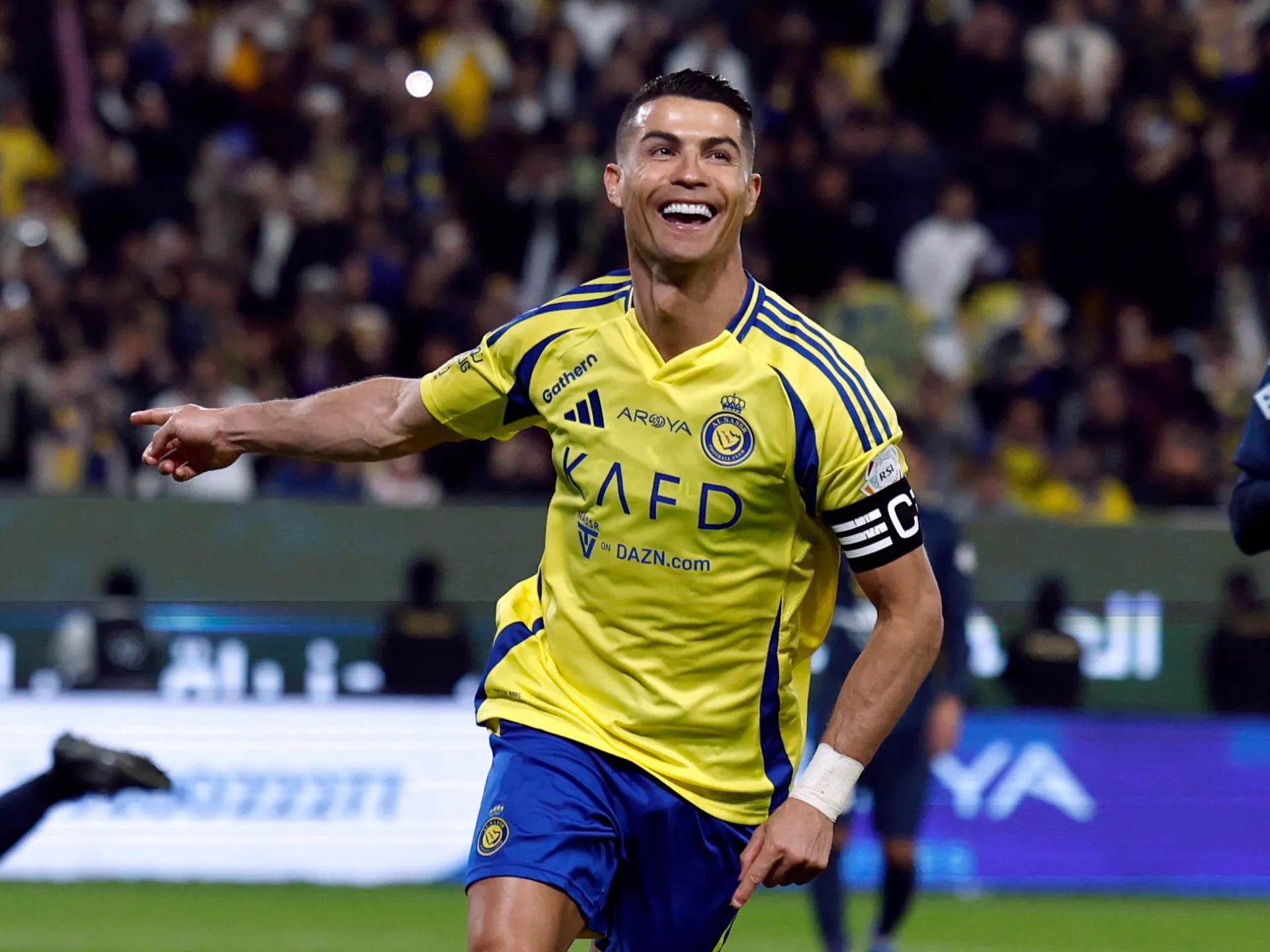 رونالدو في طريقه للرحيل عن النصر