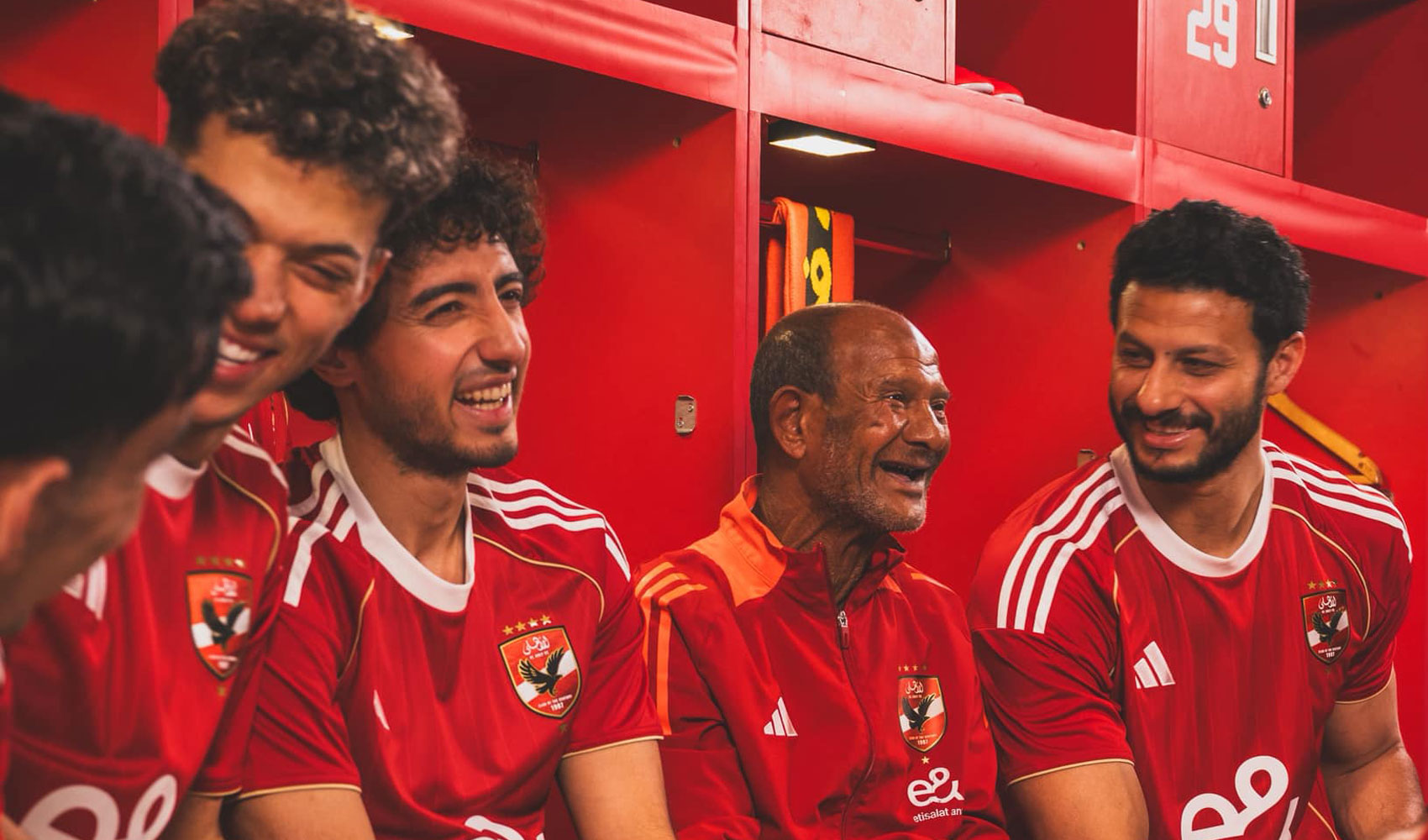 الأهلي يعلن قميصه الأساسي للموسم الجديد