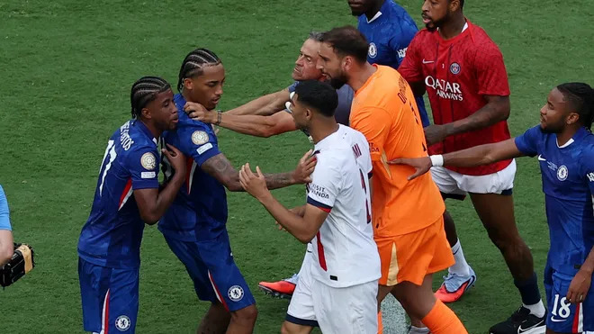 إنريكي مبررا تعديه على بيدرو: كنت أحاول فصل اللاعبين