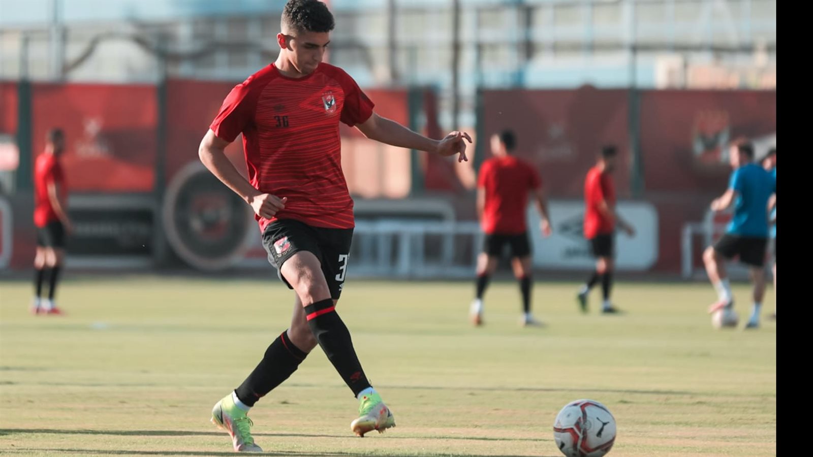 كوكا يطلب تأجيل ملف تجديد التعاقد مع الأهلي