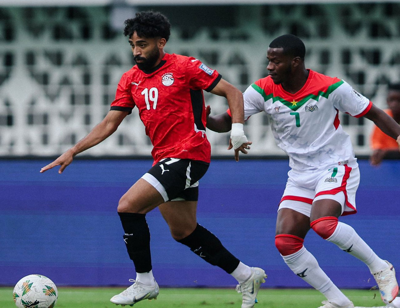 منتخب مصر يضع قدمًا في المونديال بالتعادل أمام بوركينا