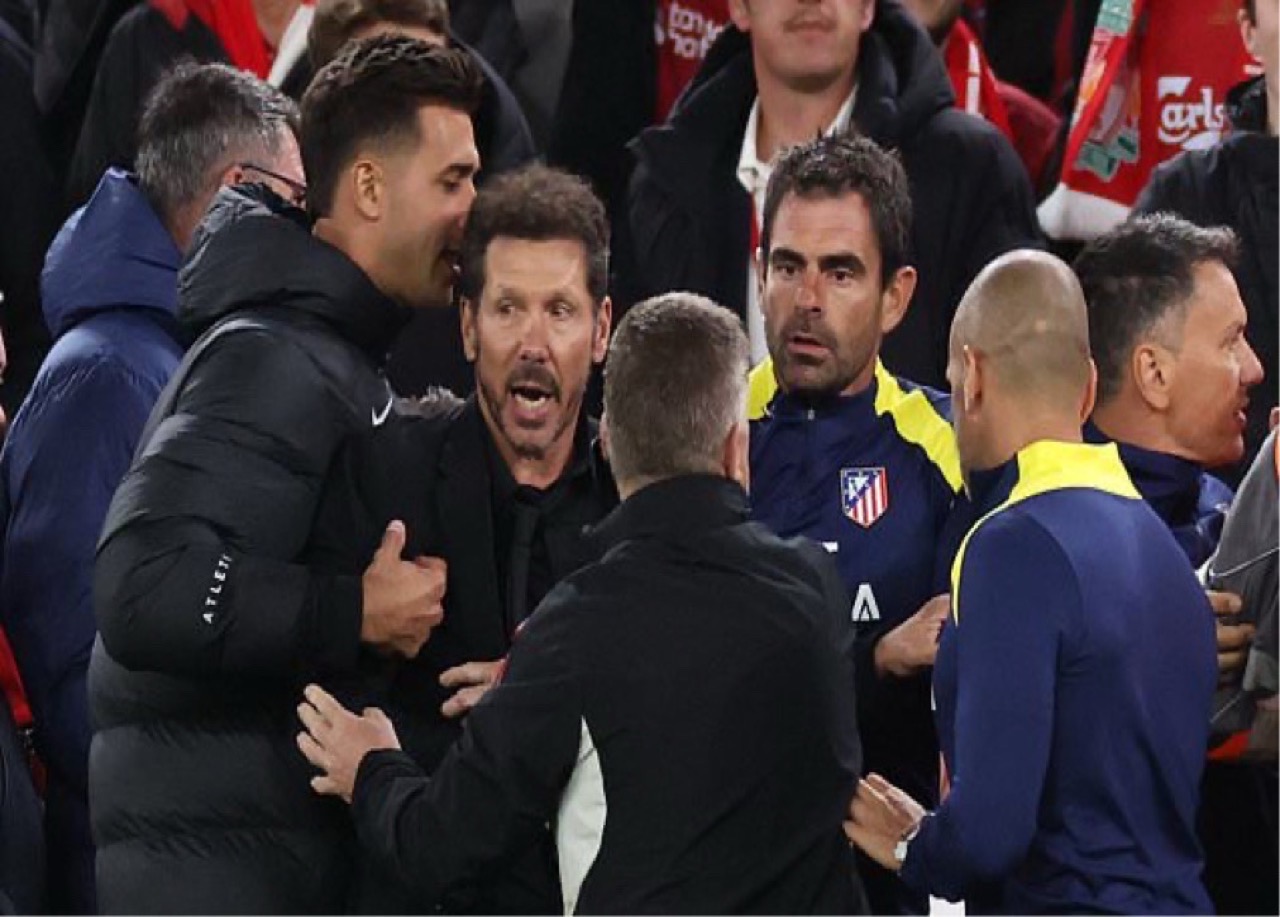 سيميوني: إهانات جمهور ليفربول سبب طردي