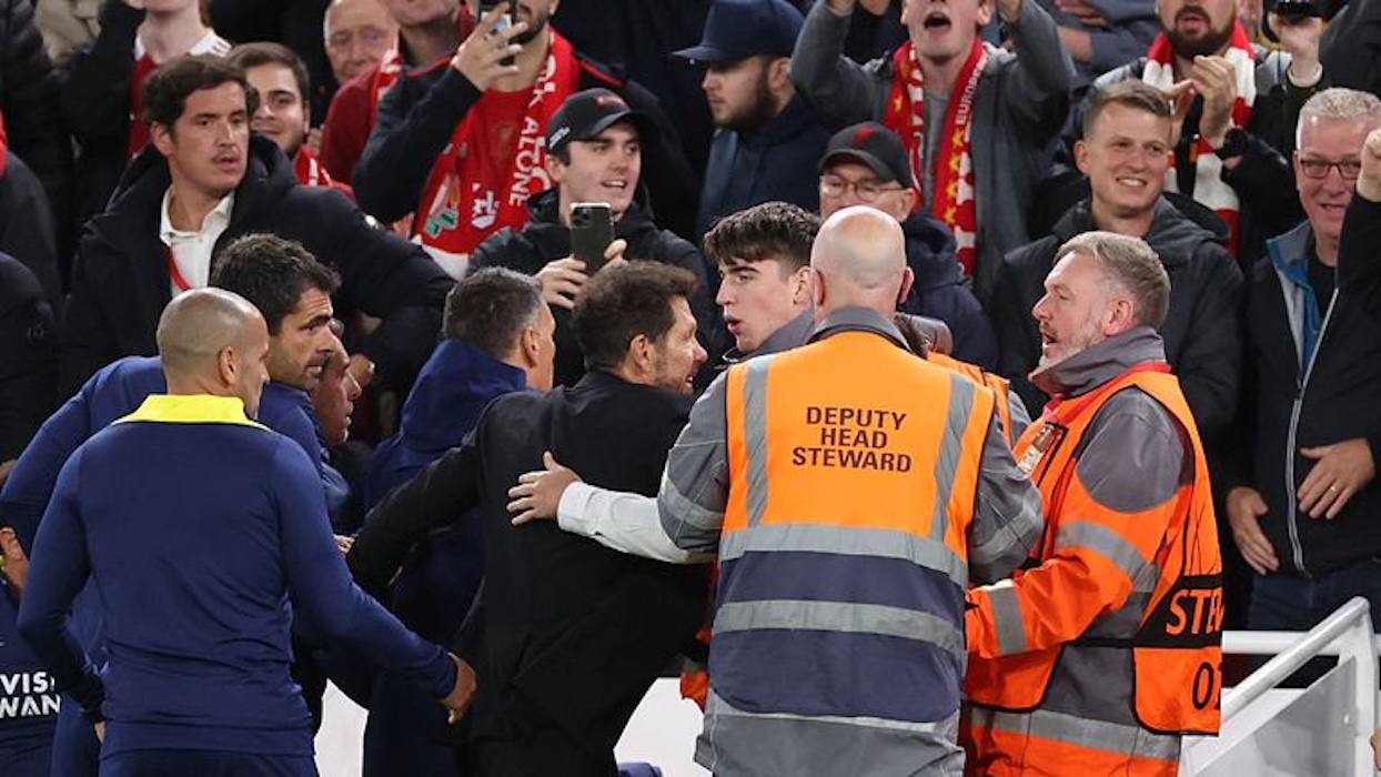 عقوبات محتملة من اليويفا على ليفربول بسبب سيميوني