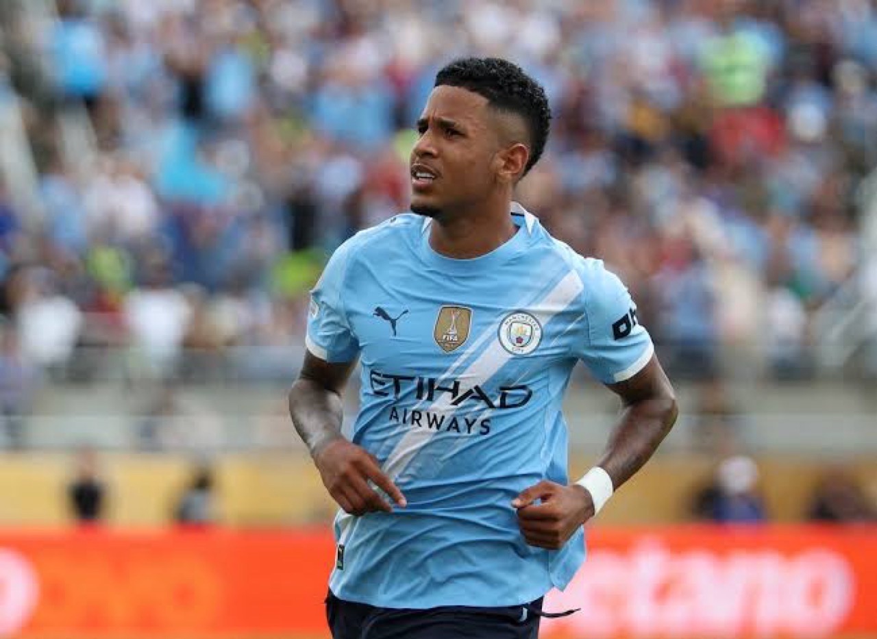 مان سيتي يقترب من تجديد عقد سافينيو