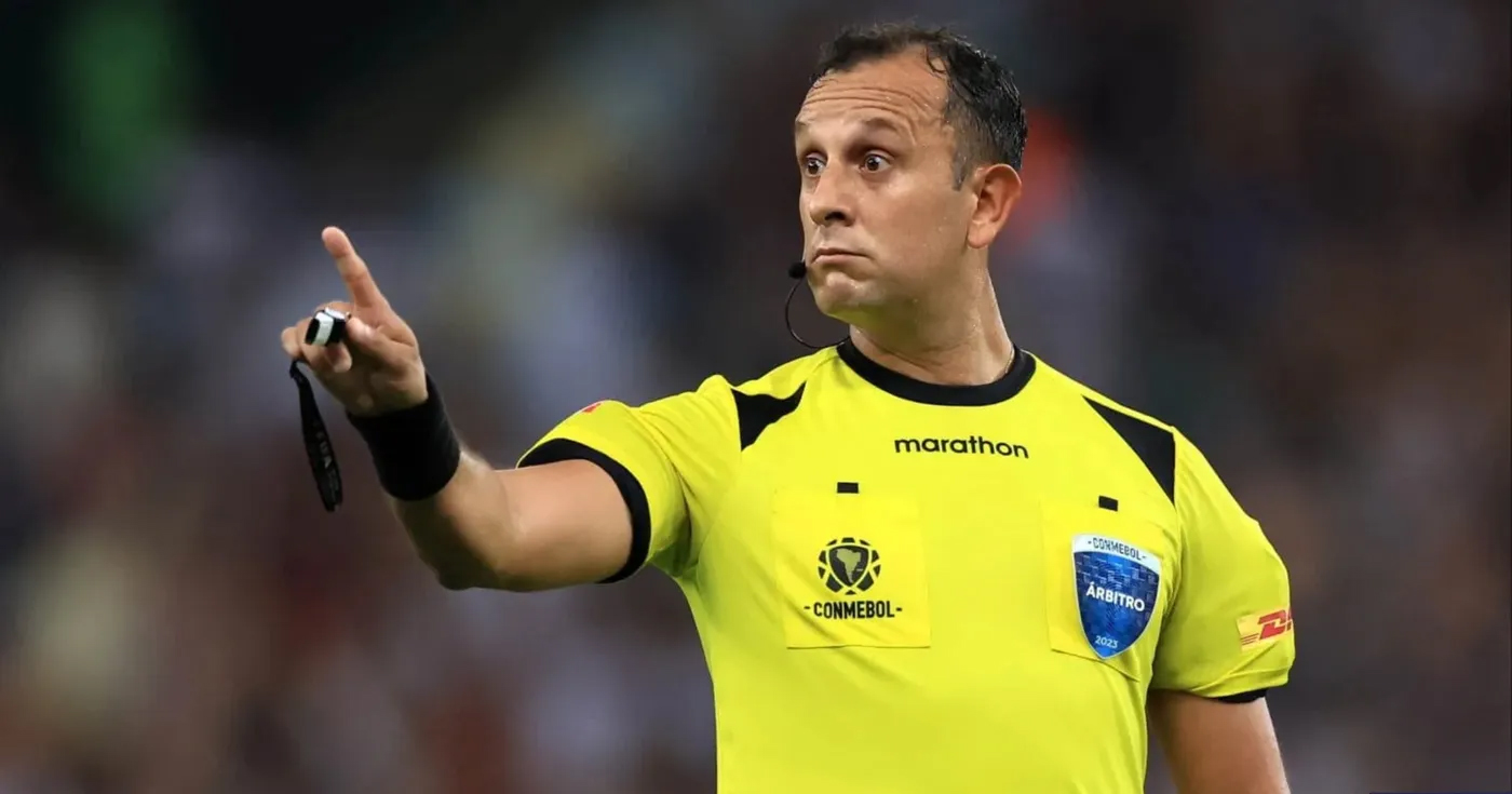 الحكم الأرجنتيني داريو هيريرا يدير لقاء منتخب الشباب ضد اليابان بالمونديال