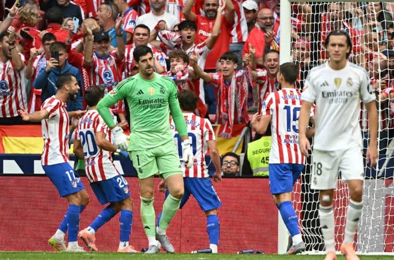 أتليتكو يلحق بريال مدريد الهزيمة الأولى في الموسم