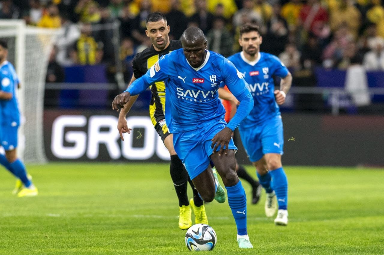 الهلال السعودي يبدأ مفاوضاته مع مدافعه السنغالي لتجديد عقده