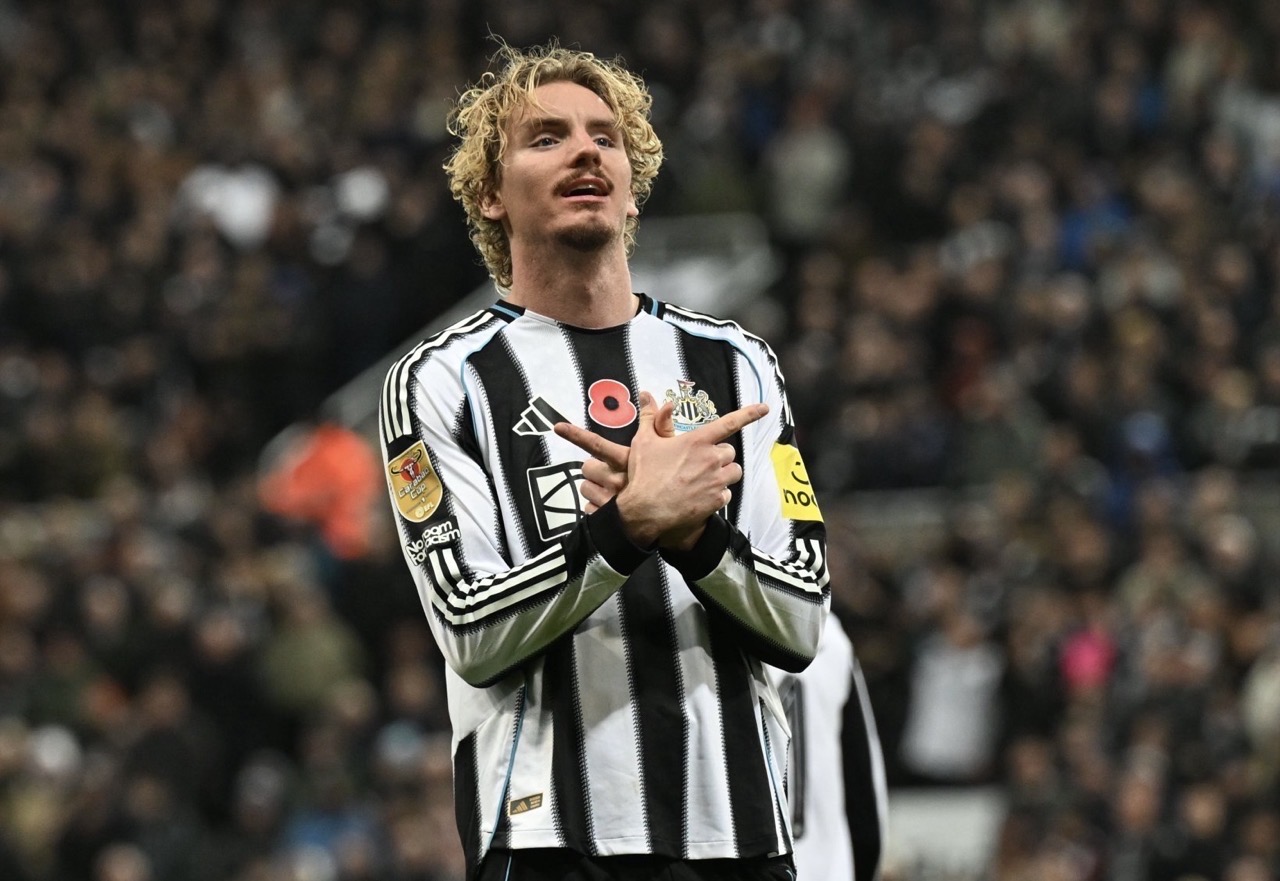 نيوكاسل يواصل رحلة الحفاظ على لقبه بالفوز على توتنهام