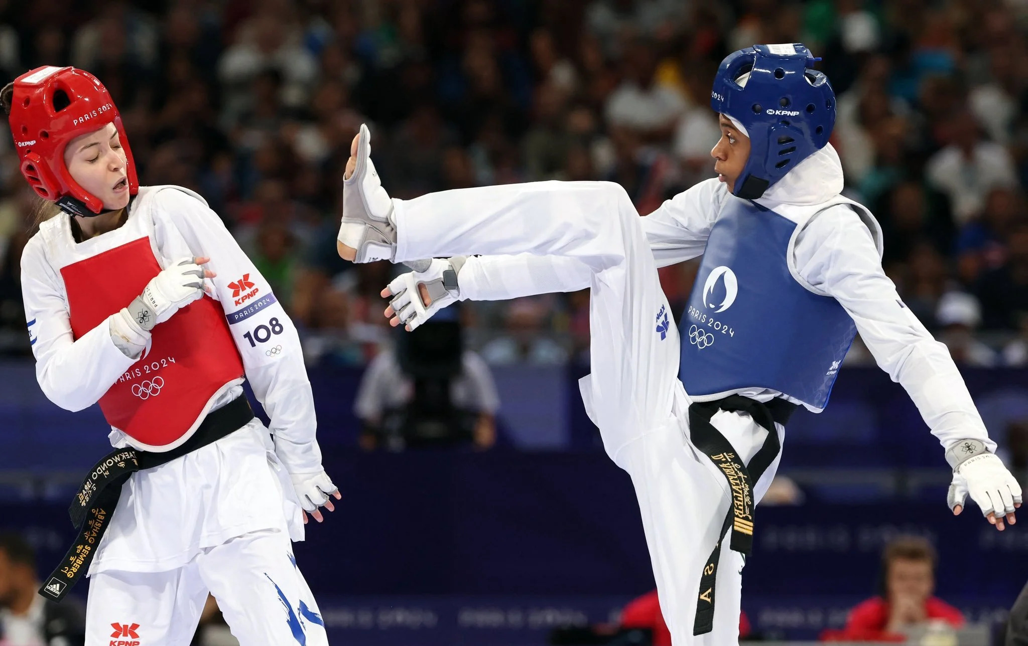 فضية تاريخية لدنيا أبو طالب في بطولة العالم للتايكوندو