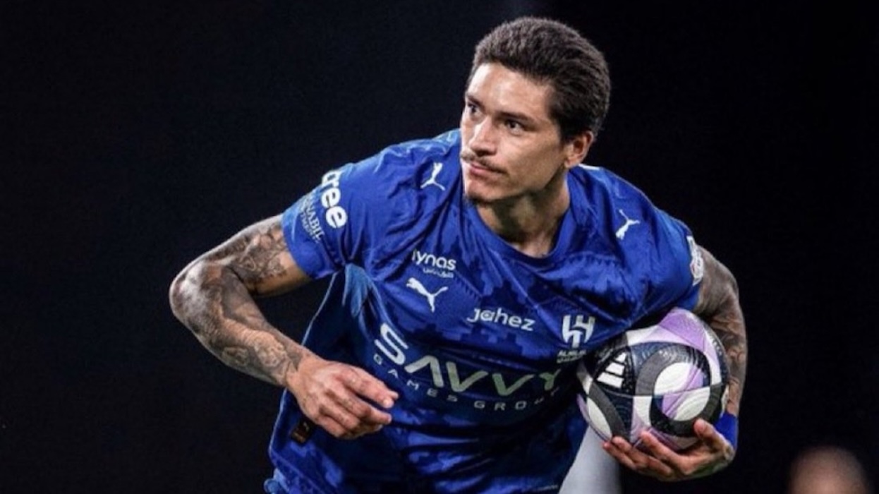 الهلال يعلن إصابة نجميه