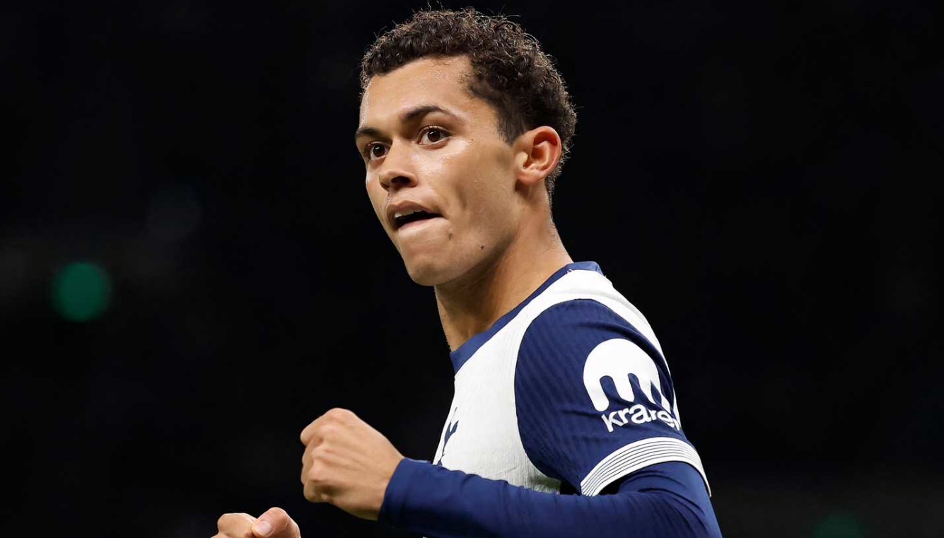 توتنهام يفقد جونسون ضد بطل أوروبا