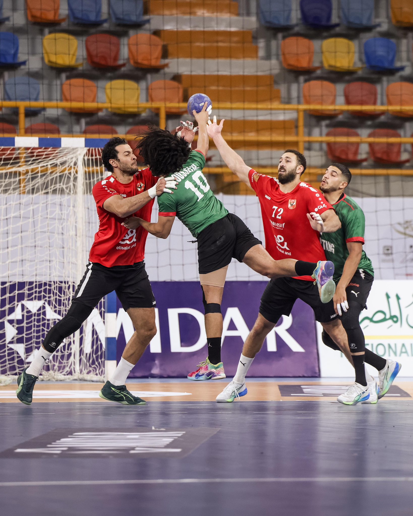 الأهلي يتأهل لنهائي السوبر المصري لكرة اليد بعد الفوز على سبورتنج | بالفيديو