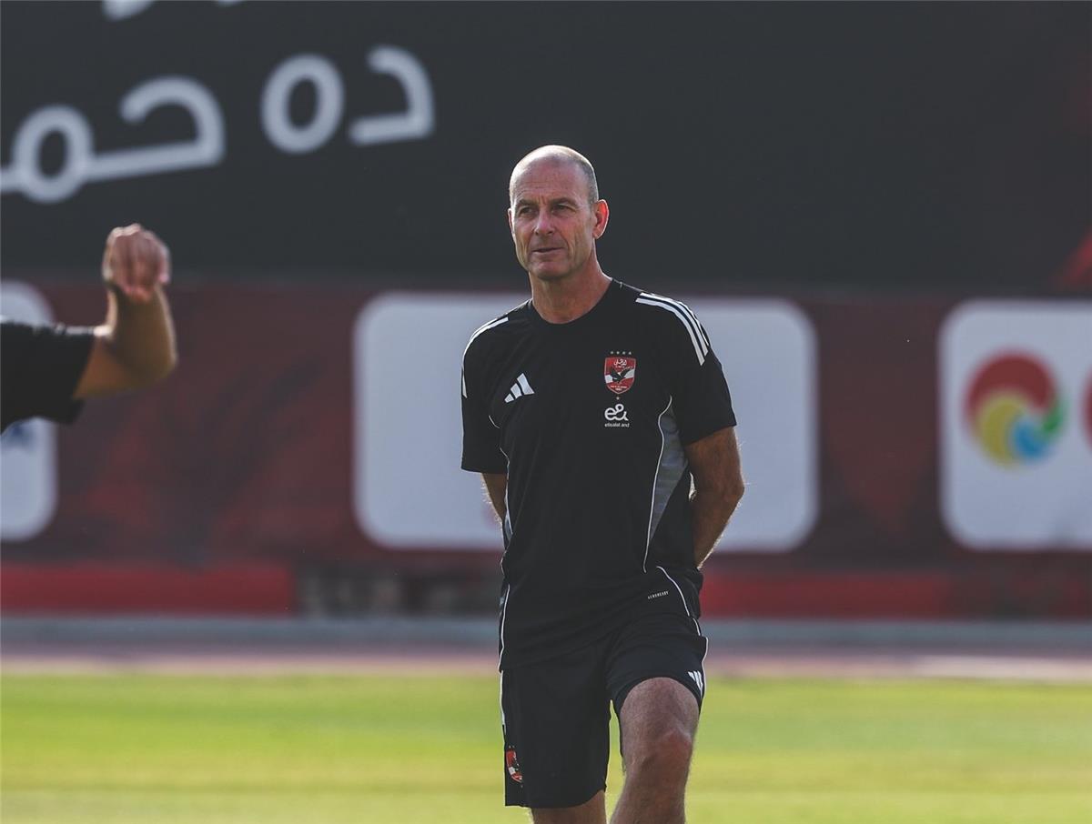 محاضرة من توروب للاعبي الأهلي قبل مواجهة سيراميكا في السوبر