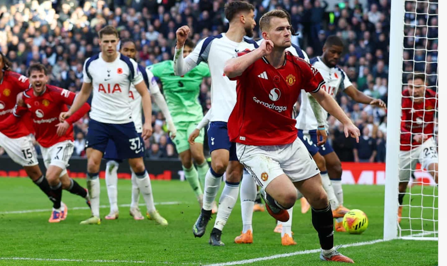 دي ليخت ينقذ مان يونايتد من الخسارة أمام توتنهام 