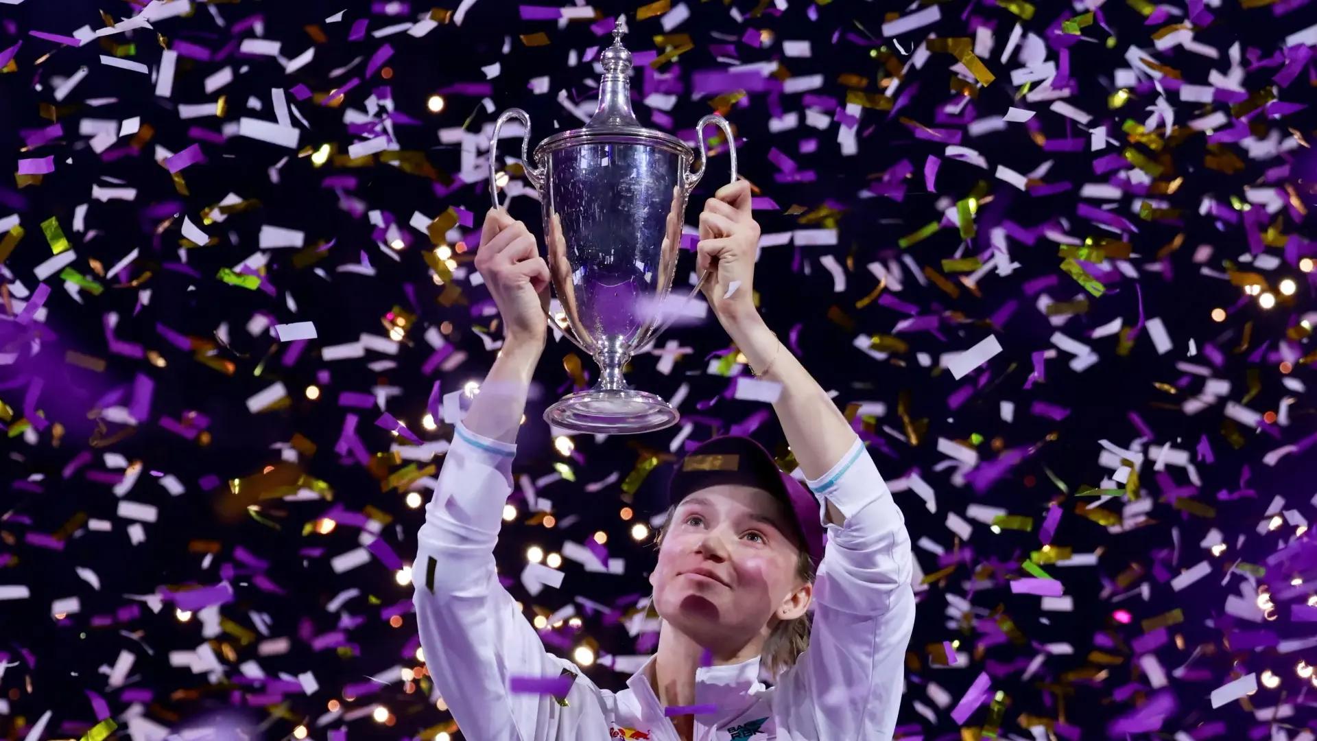 ريباكينا تتوج بلقب البطولة الختامية للتنس في الرياض بعد فوزها على سابالينكا | شاهد