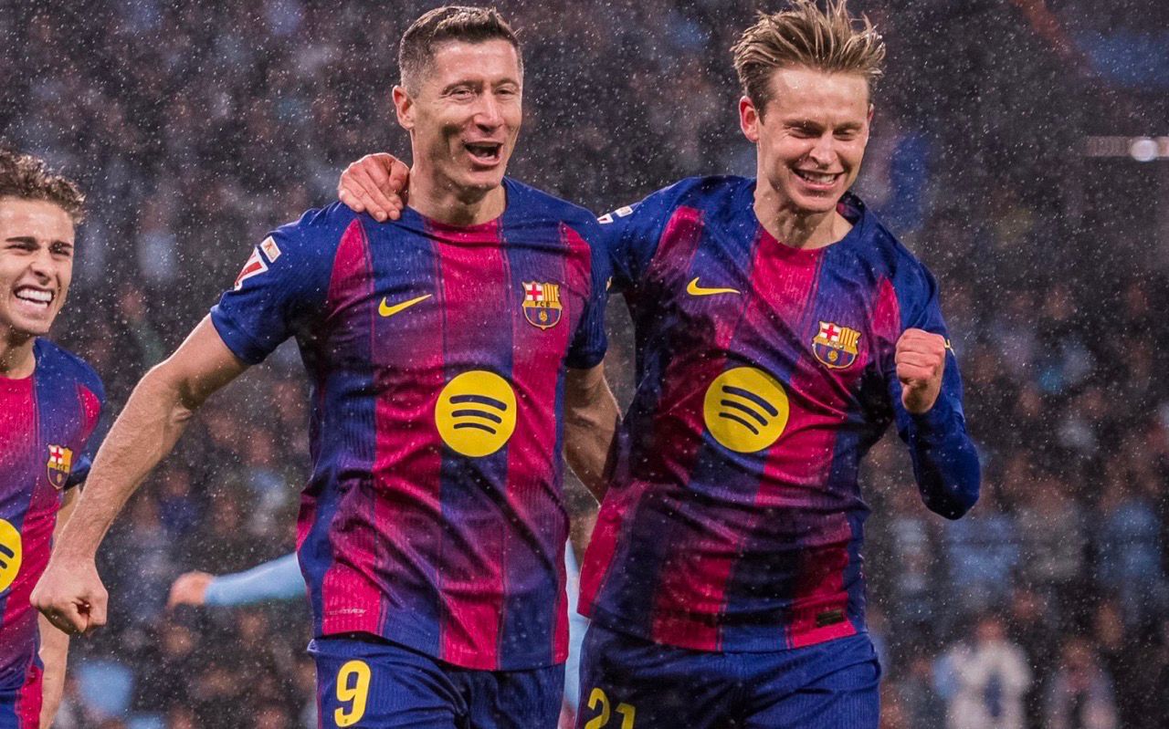 برشلونة يقلص الفارق مع ريال مدريد بفضل هاتريك ليفاندوفسكي