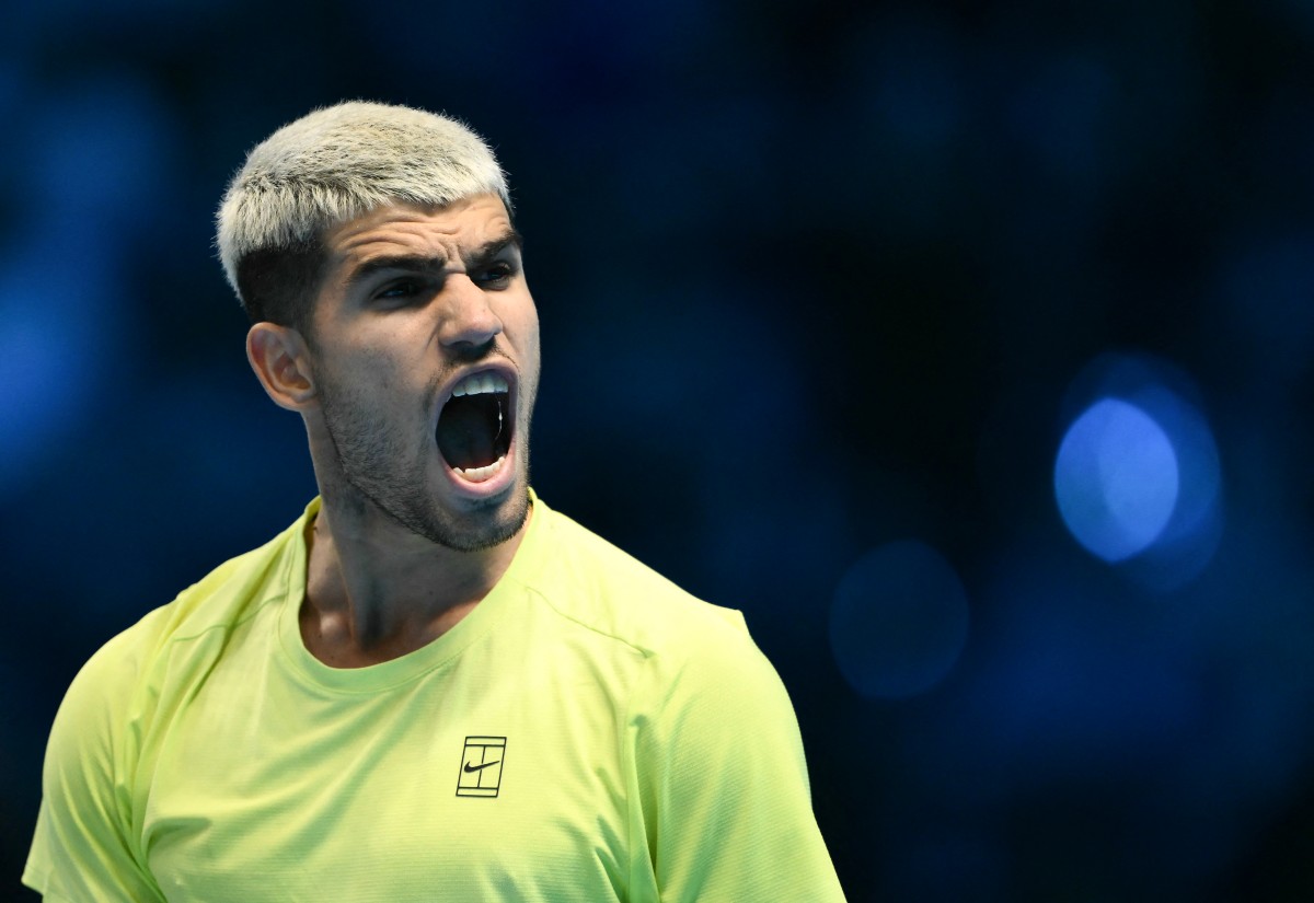 فوز مثير لألكاراز على فريتز يضعه على أعتاب نصف نهائي البطولة الختامية للتنس | شاهد