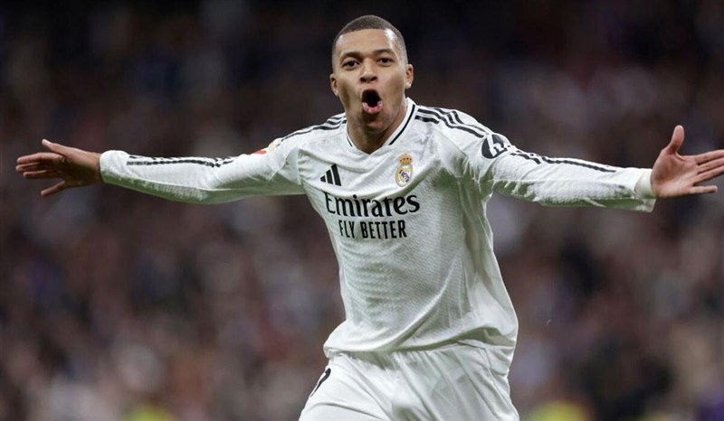 مبابي يتمرن مع زملائه بشكل طبيعي