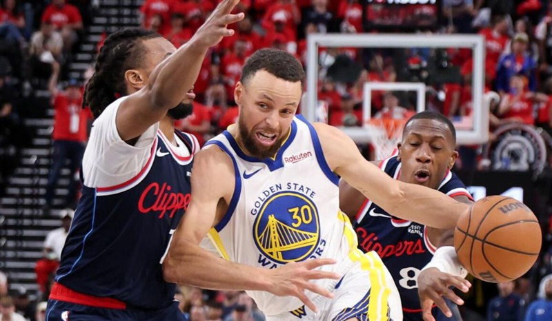 جولدن ستايت يطيح بكليبرز بانتصار مثير في الدوري الأمريكي