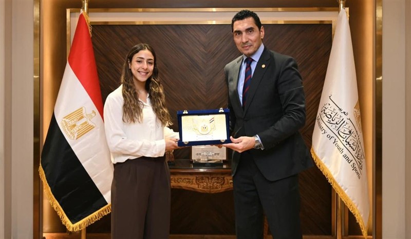 وزير الرياضة يكرم هانيا الحمامي بعد تتويجها ببطولة الجونة للإسكواش