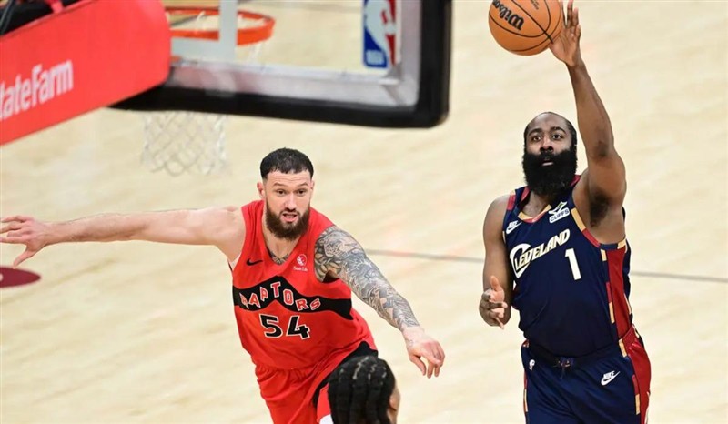 NBA... كليفلاند يواصل عقدة تورونتو في البلاي أوف ويحقق فوزا جديدا | شاهد