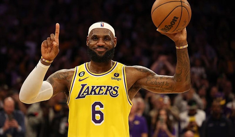 ليبرون يحقق رقما تاريخيا رغم سقوط الليكرز