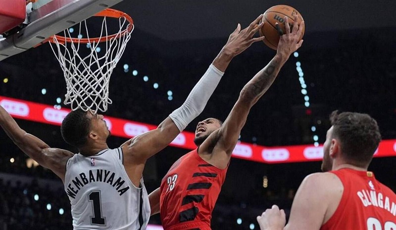 ويمبانياما يصنع التاريخ ويقود سبيرز للدور الثاني في البلاي أوف | شاهد