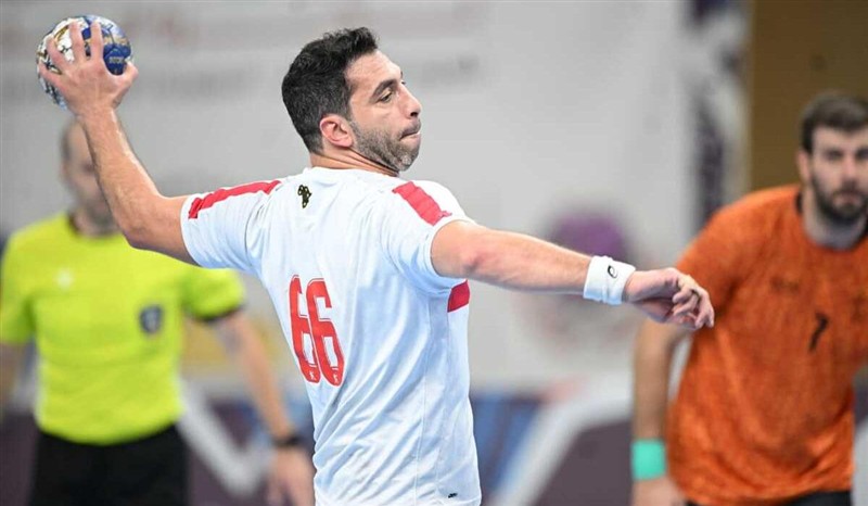 أحمد الأحمر : لعبت 15 عاما بقطع في الرباط الصليبي