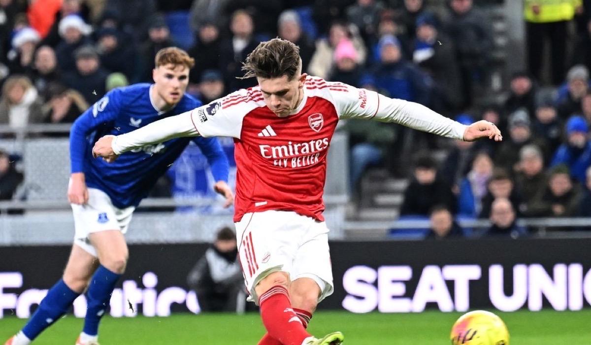 آرسنال يتشبث بصدارة البريميرليج