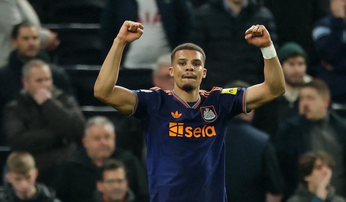 نيوكاسل يهزم توتنهام في عقر داره