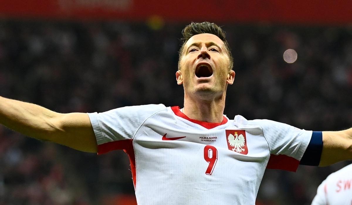 ليفاندوفسكي يقود بولندا للتأهل لنهائي الملحق