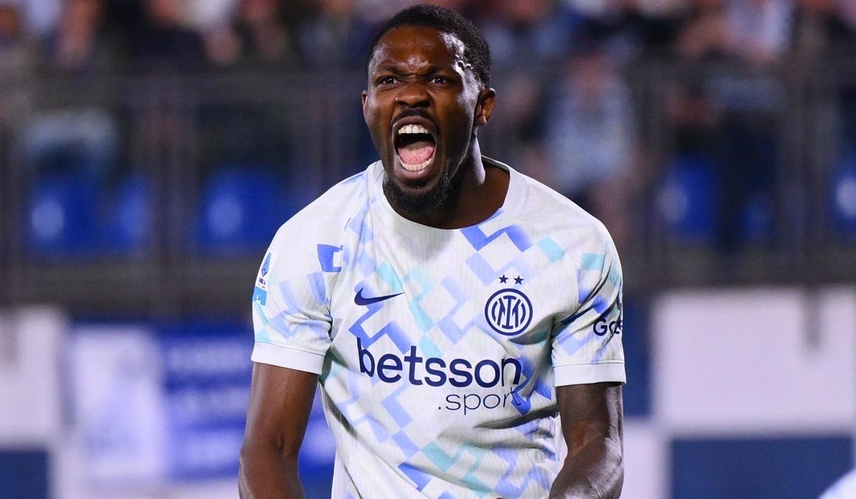 إنتر يقهر كومو ويقترب من حسم لقب الدوري