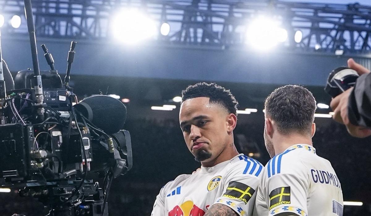 أوكافور يقود ليدز لإسقاط الشياطين الحمر بملعبهم 