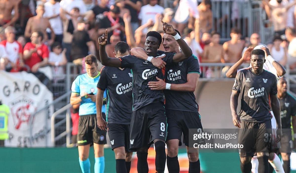 عمالقة إيطاليا يطاردون موهبة فينيتسيا في السيري ب